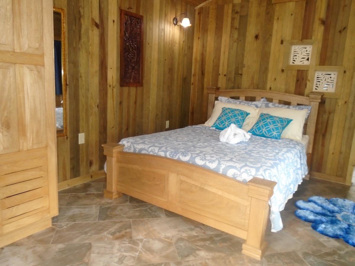 J And H Garden Cabinas Bocas del Toro Exterior photo